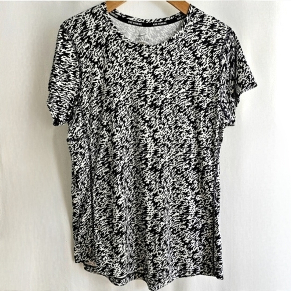 Nike Essential Pronto Black & White Patterned Short Sleeve Dri-Fit Running Top - Picture 2 of 14
